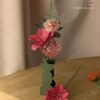 Bouquet de fleurs en papier par Anaïs LVDX avec tulipe fuchsia, oeillet rose pâle et tête d'épingles dans un vase La Chambre d'Ami