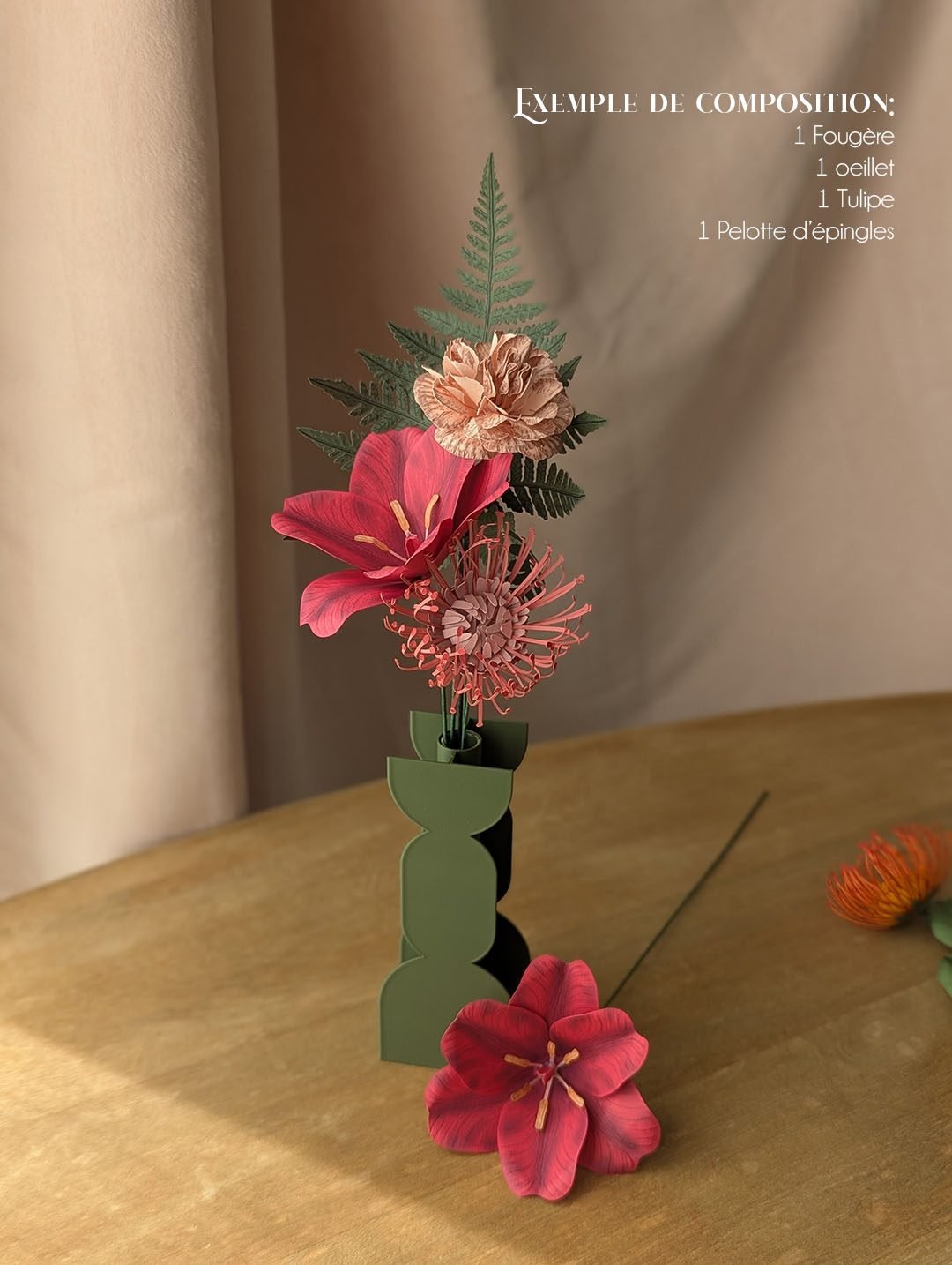 Bouquet de fleurs en papier par Anaïs LVDX avec tulipe fuchsia, oeillet rose pâle et tête d'épingles dans un vase La Chambre d'Ami