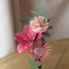 Gros plan sur une tulipe ouverte fuchsia et un oeillet rose pâle en papier fait main