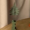 Tige fougère en papier vert océan par Anaïs LVDX posée dans un vase en bioplastique La Chambre d'Ami