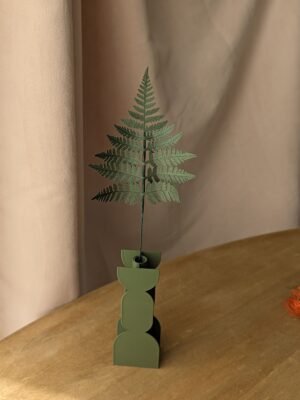 Tige fougère en papier vert océan par Anaïs LVDX posée dans un vase en bioplastique La Chambre d'Ami