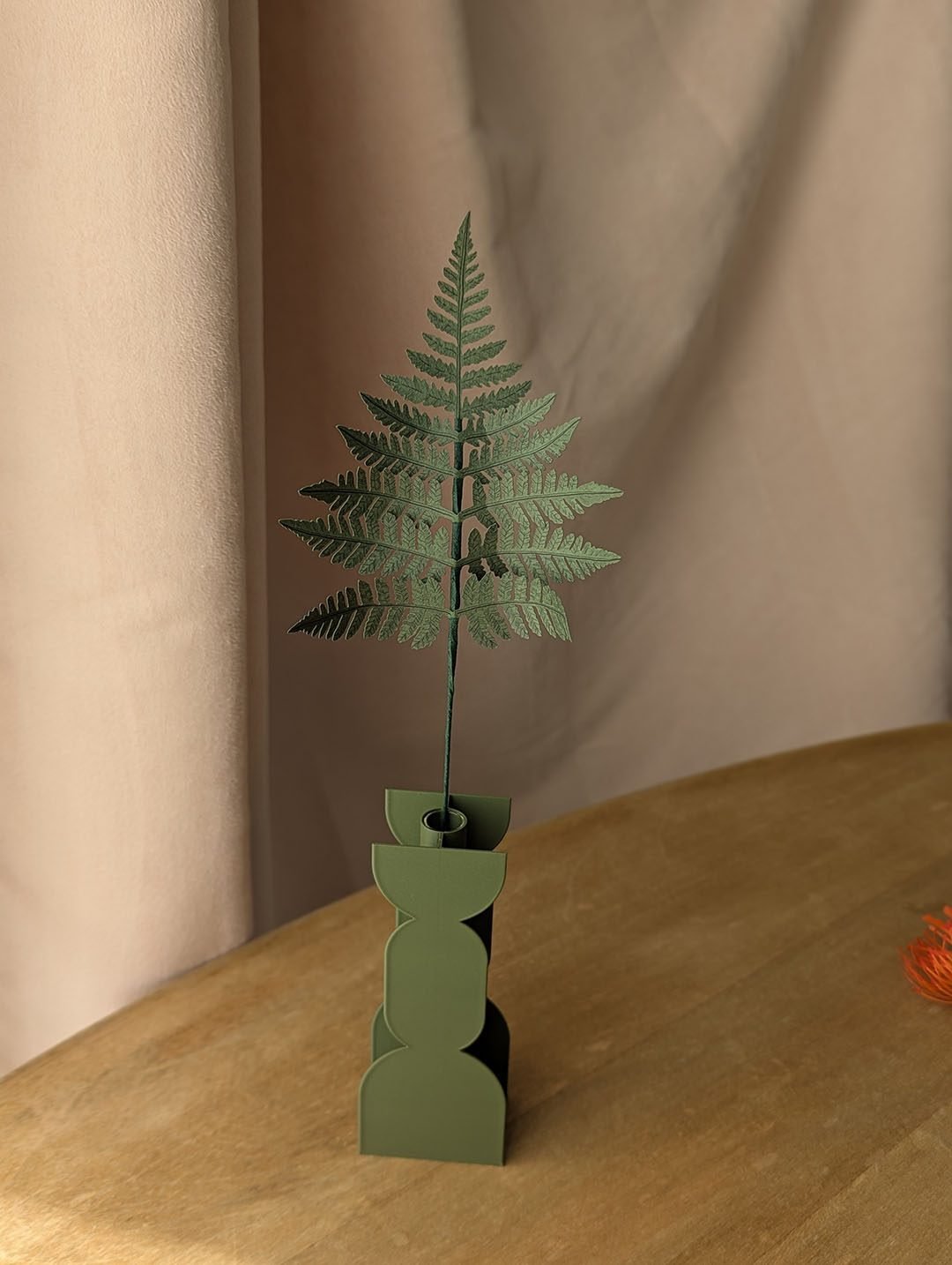Tige fougère en papier vert océan par Anaïs LVDX posée dans un vase en bioplastique La Chambre d'Ami