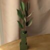 Deux branches de hêtre en papier, coloris vert pomme à gauche et vert olive à droite, dans un vase vert imprimé en 3D