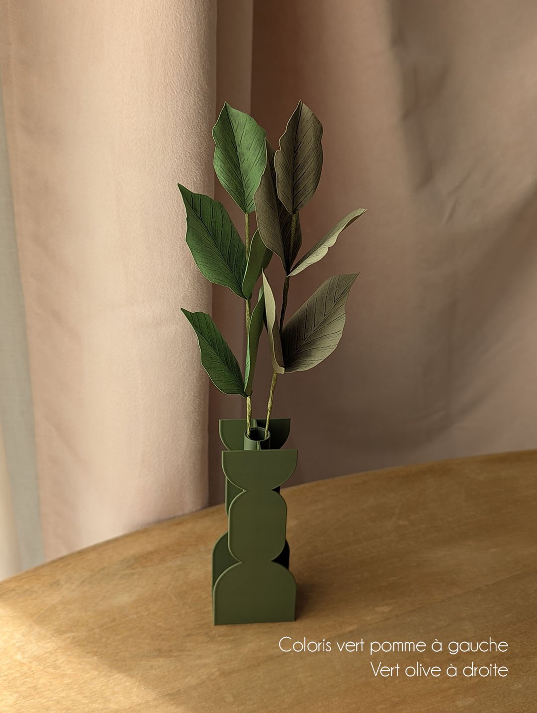Deux branches de hêtre en papier, coloris vert pomme à gauche et vert olive à droite, dans un vase vert imprimé en 3D
