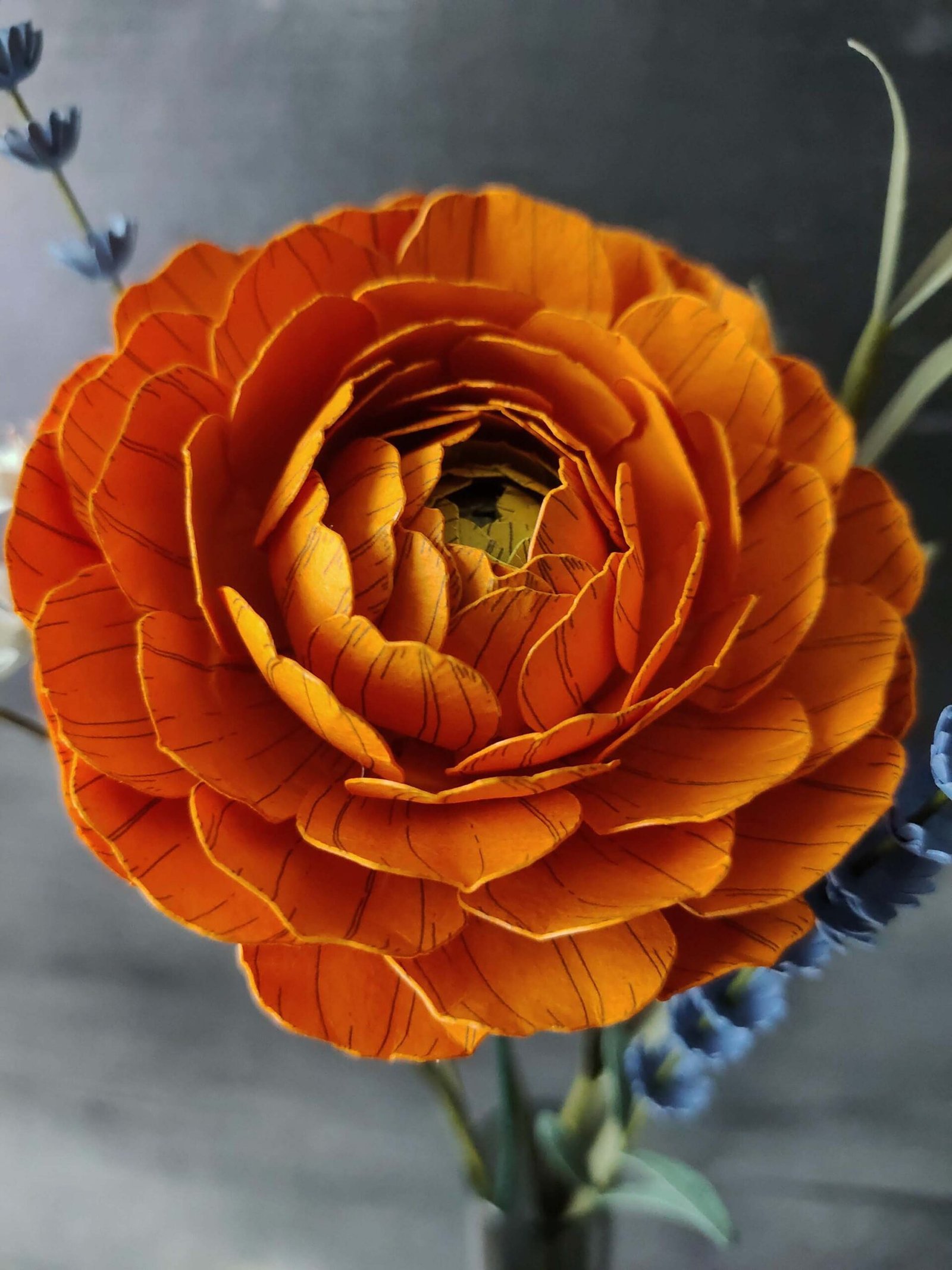 renoncule fleur en papier dessiné déco artisanale durable macro