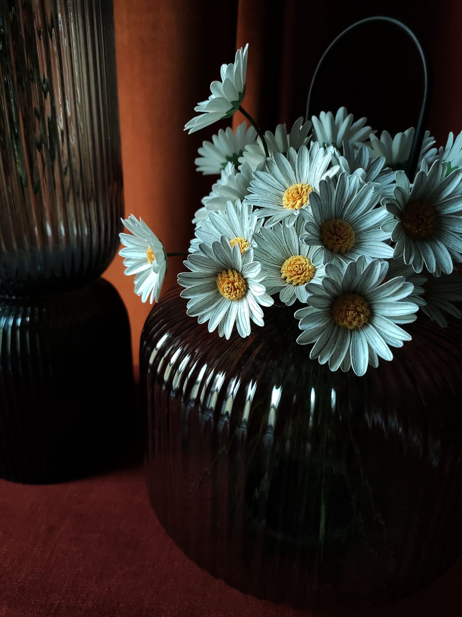 Comparaison des deux hauteurs de tiges disponibles (20 cm et 30 cm) pour la pâquerette en papier.