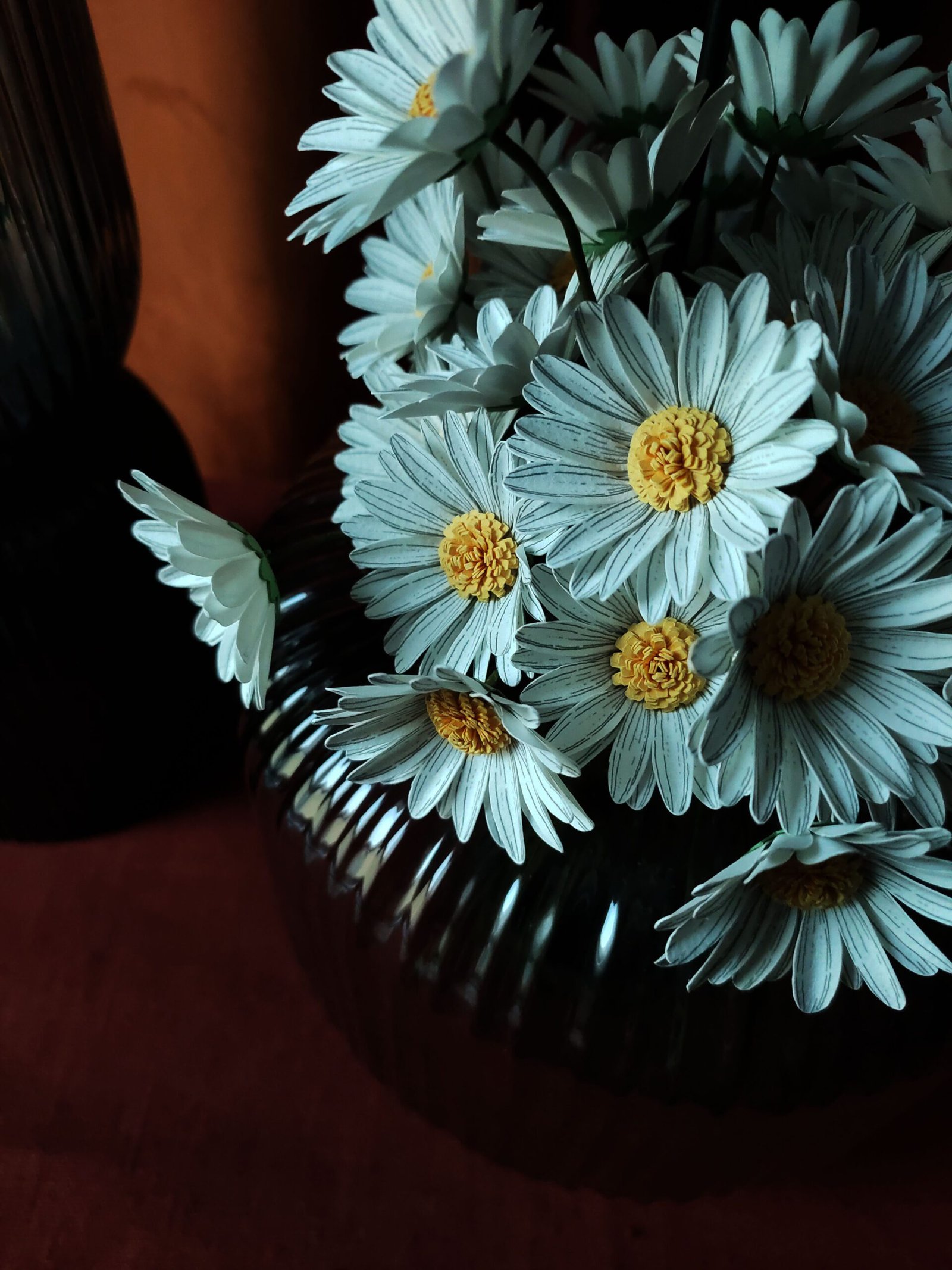Composition florale avec des pâquerettes en papier dans un vase , décoration style champêtre et moderne.