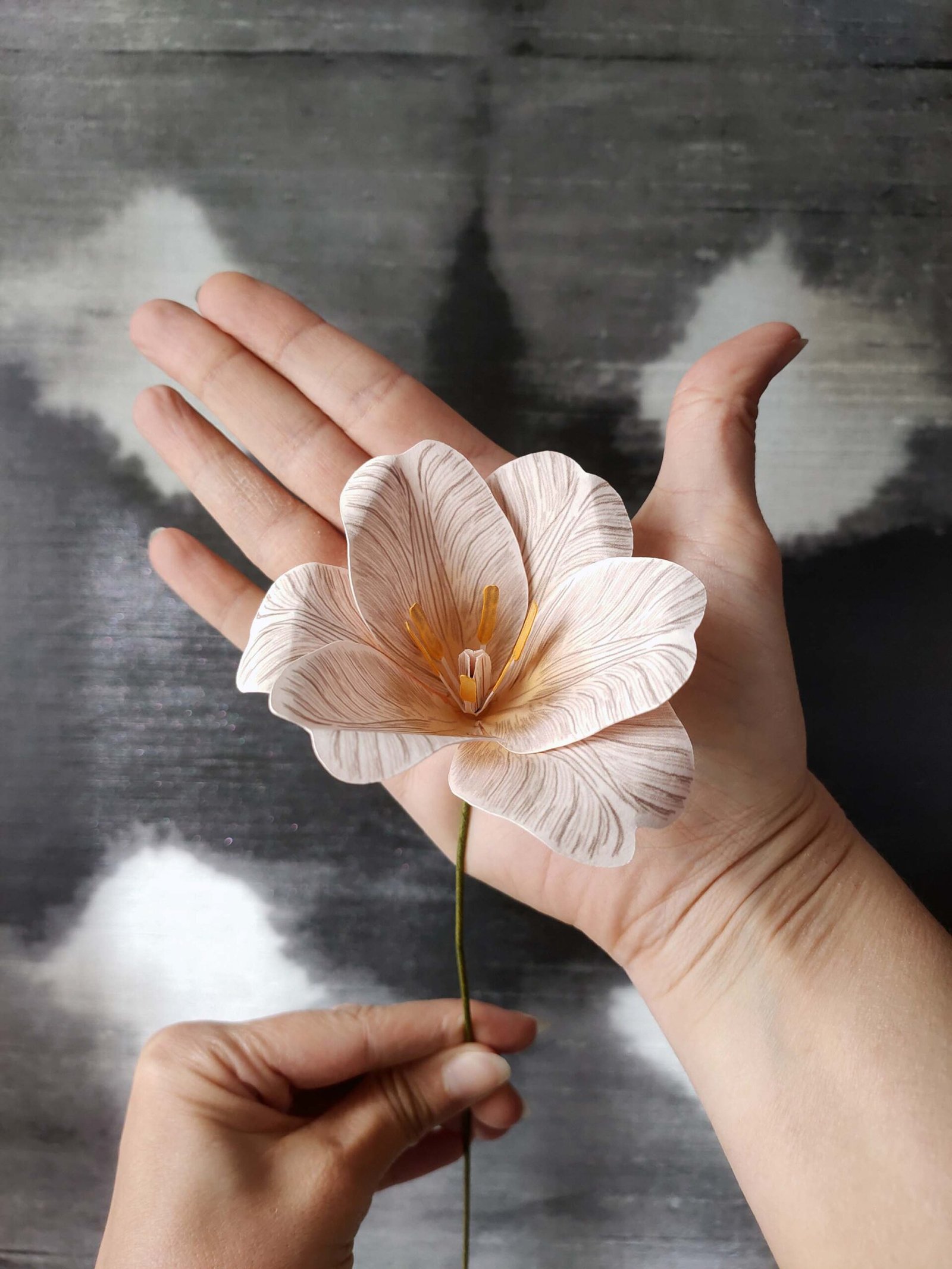 fleur tulipe ouverte en papier dessiné déco artisanale durable