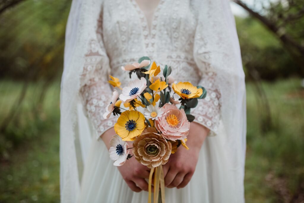 shooting inspiration mariage bouquet déco fleurs en papier artisanal