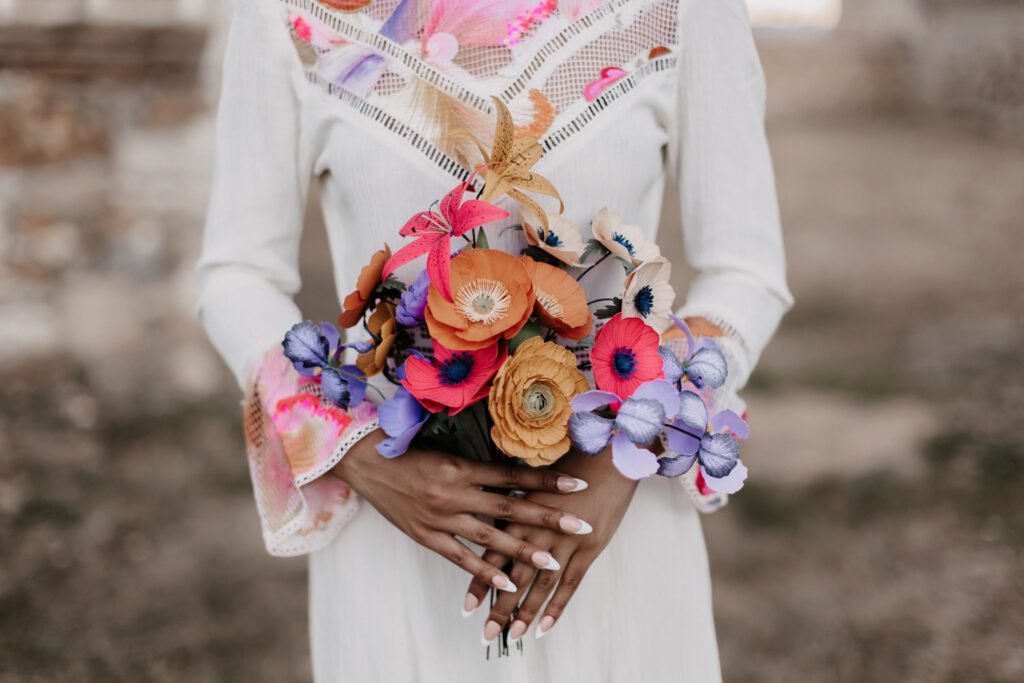 shooting inspiration bouquet mariage fleurs en papier artisanal coloré