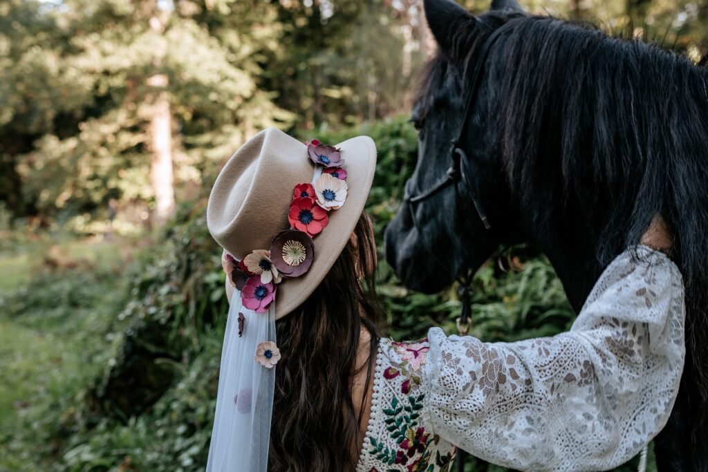 shooting inspiration mariage voile chapeau fleurs en papier artisanal bohème