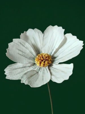 Fleur de cosmos blanche en papier réalisée à la main, décoration florale durable et artisanale.