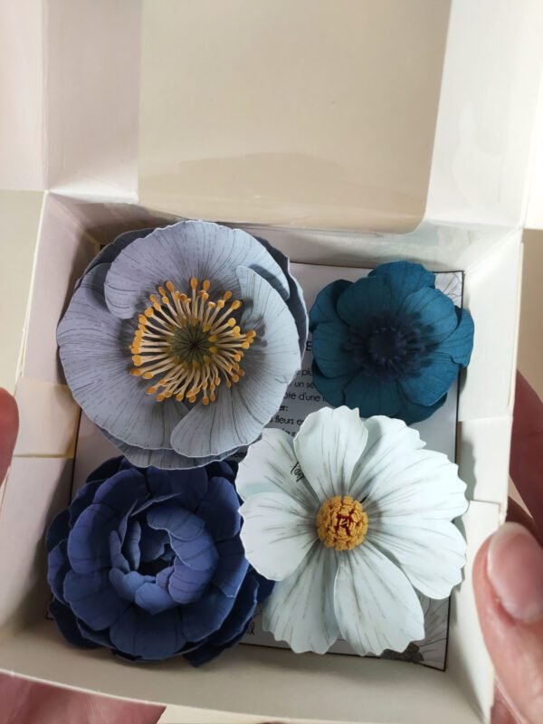 coffret-magnets-fleuris-bleu-decoration-murale-fleur-papier-anaixlvdx-creation-horticulture-france-artisanal-fleurs-murales