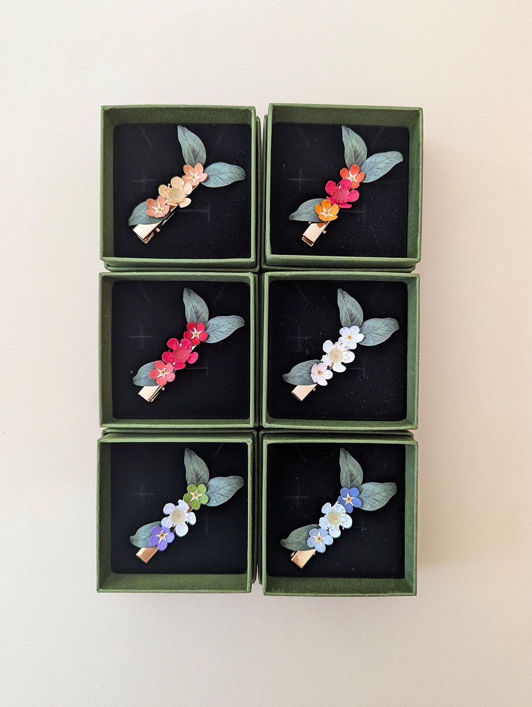 barrette-fleurie-accessoire-coiffure-cheveux-mariage-baptême-communion-or-fleur-papier-anaislvdx-creation-horticulture-france-artisanal