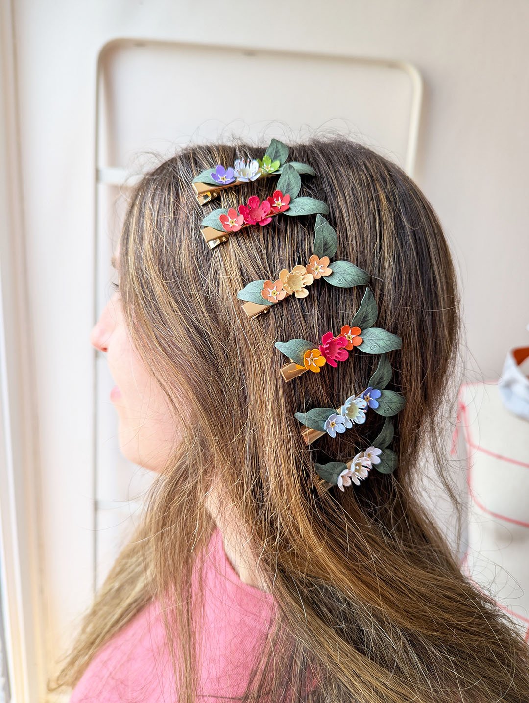 barrette-fleurie-accessoire-coiffure-cheveux-mariage-baptême-communion-or-fleur-papier-anaislvdx-creation-horticulture-france-artisanal