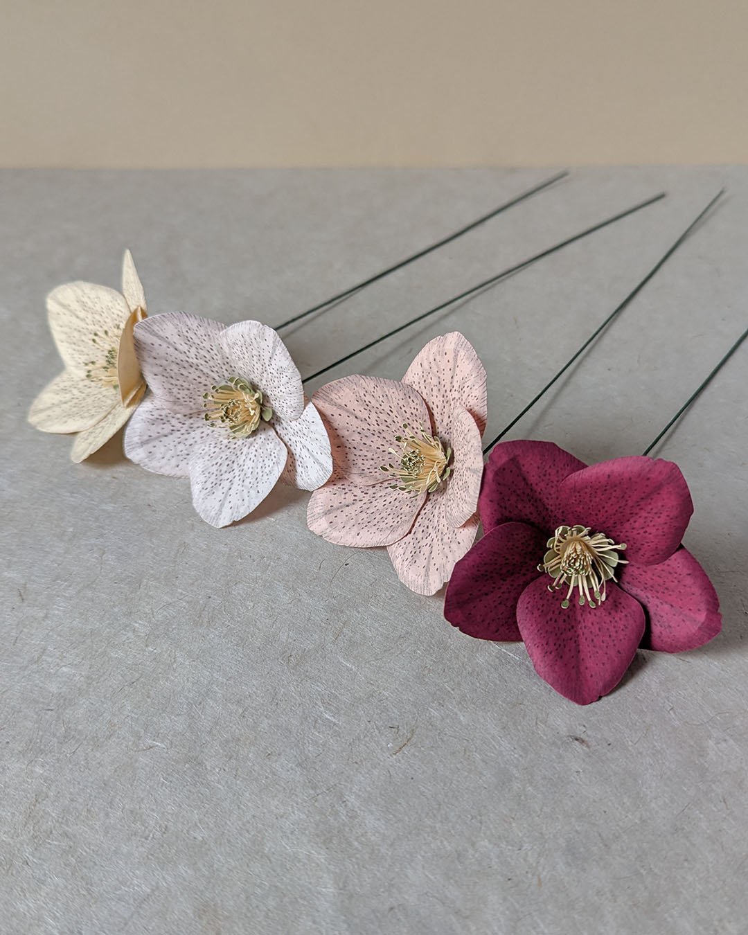 Hellébore en papier artisanale, fleur d’hiver décorative, coloris [Aurore / Rosa / Ivoire / Viola]