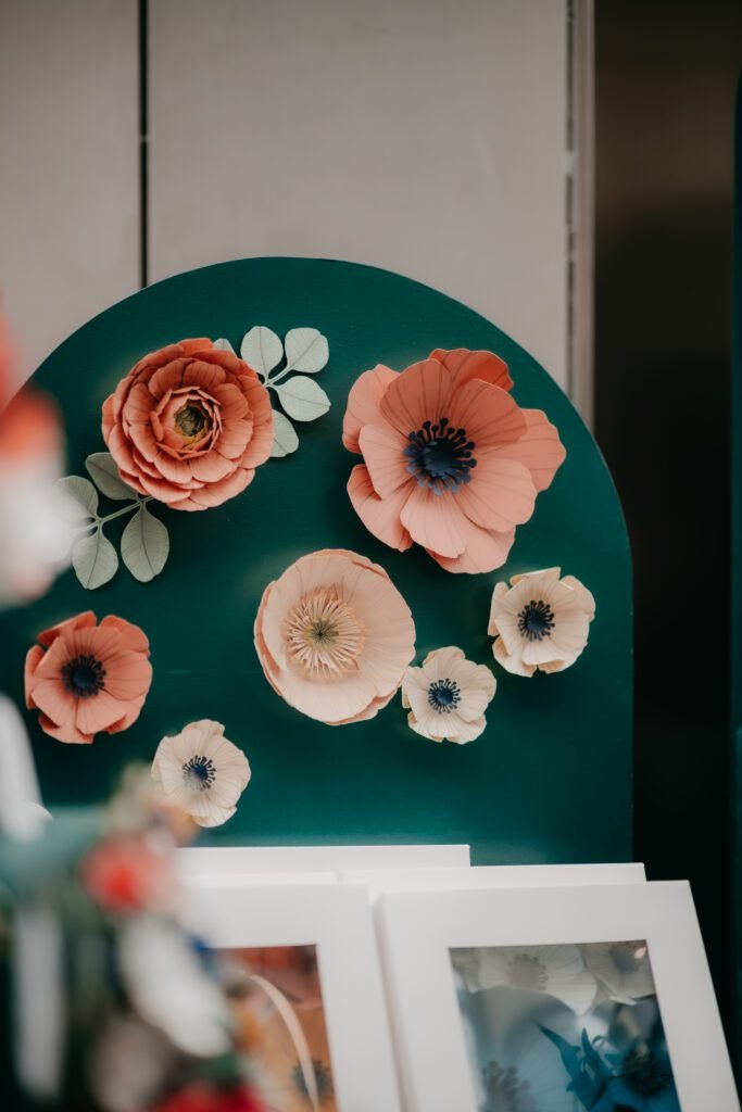 Détails de fleurs en papier artisanales présentées sur un stand de créatrice à Rennes