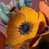 Gros plan sur une grande anémone jaune soleil aux nervures dessinées à la main et au cœur bleu nuit du bouquet Garrigue en fleurs de papier artisanales