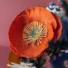 Gros plan sur le grand pavot orange du bouquet Garrigue en fleurs de papier, pétales rouge orangé nervurés ouverts, avec étamines en papier jaune or au centre