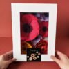 Coffret de fleurs murales aimantées colorées tenu en main – création artisanale