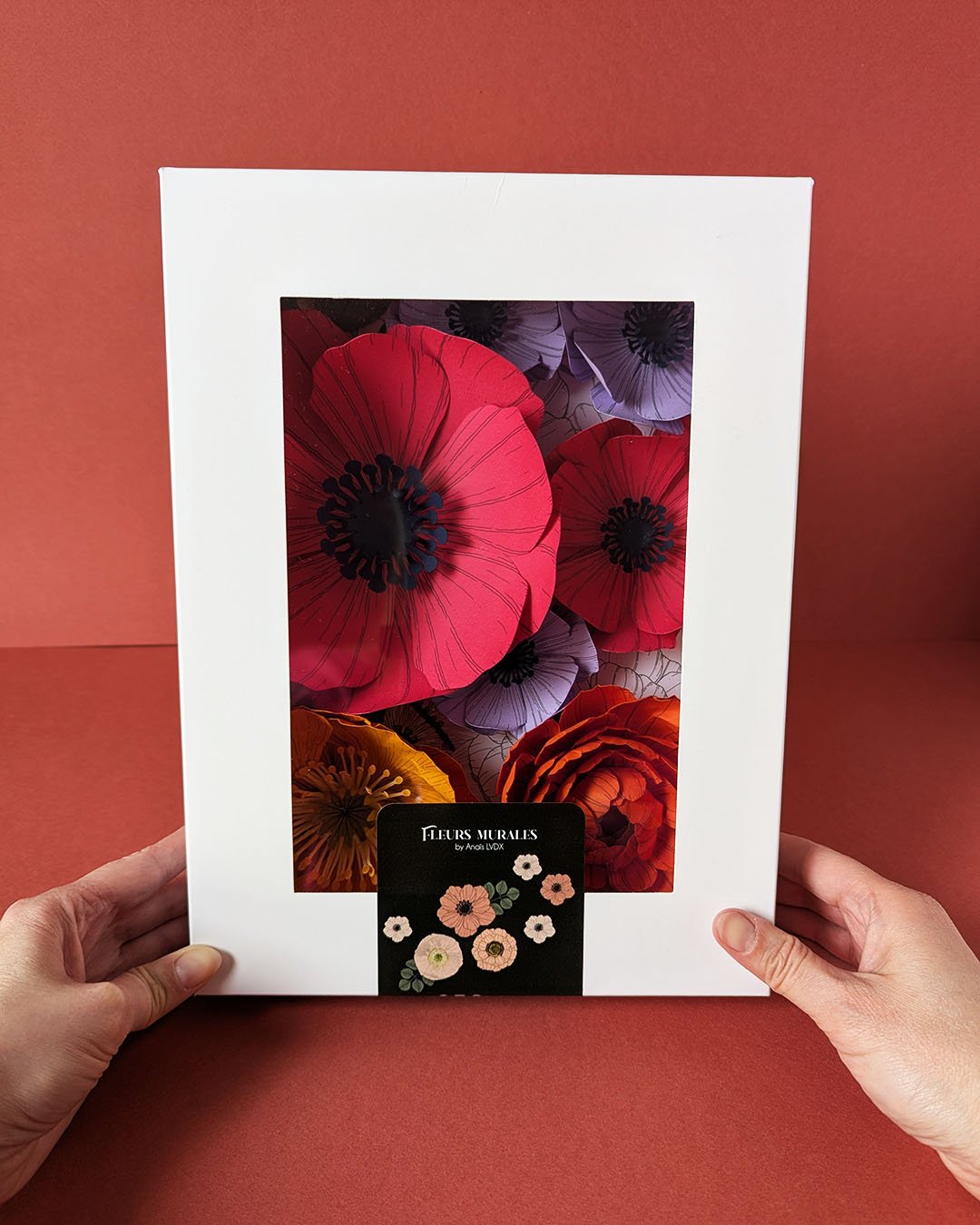 Coffret de fleurs murales aimantées colorées tenu en main – création artisanale