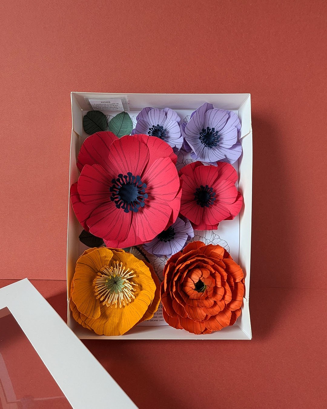 Coffret ouvert de fleurs murales aimantées avec feuillages – composition florale artisanale