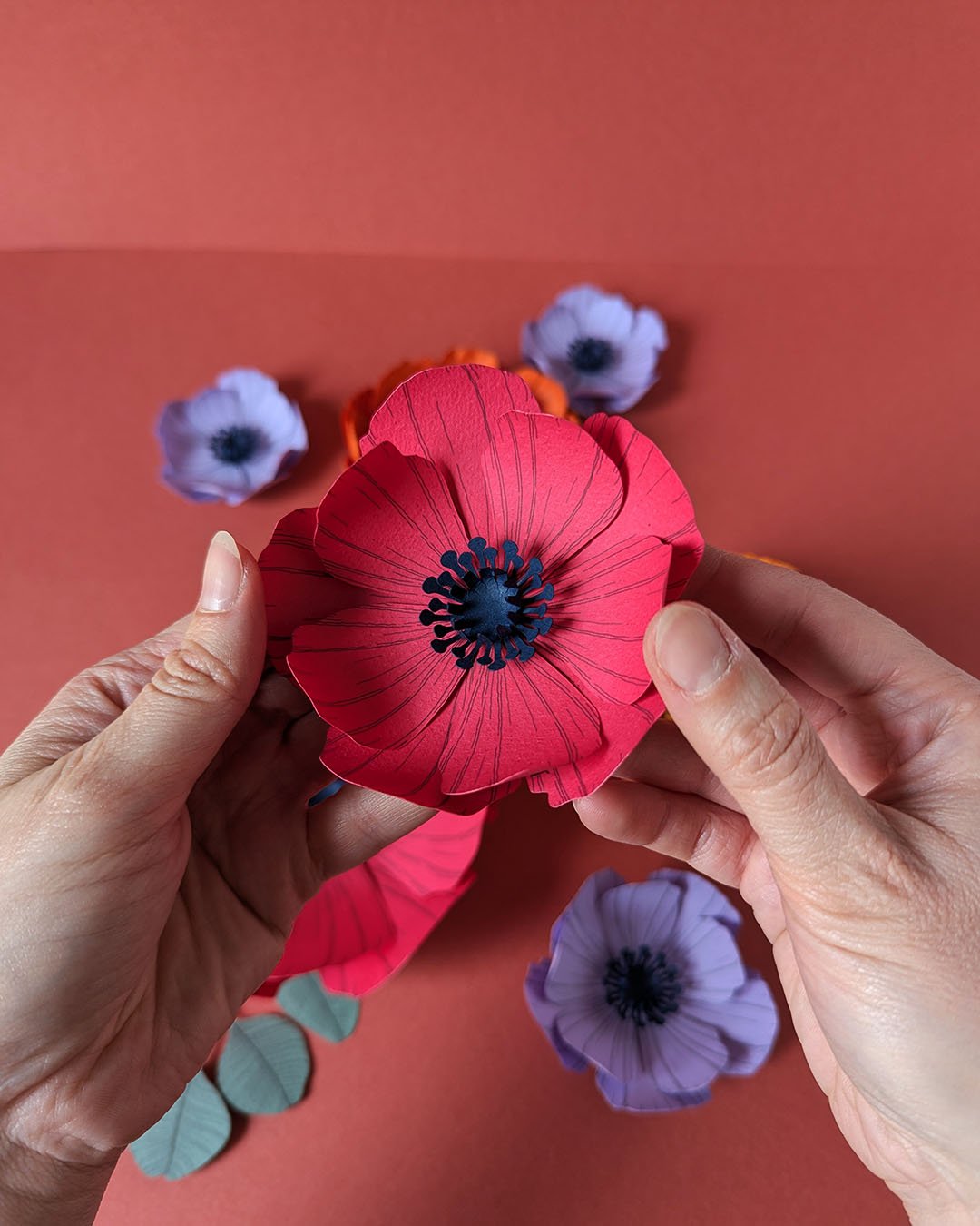 Fleur murale aimantée artisanale tenue en main – détail et taille réelle