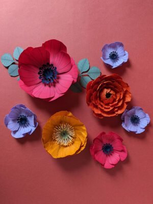 Fleurs murales aimantées colorées avec feuillages – idée décoration murale élégante