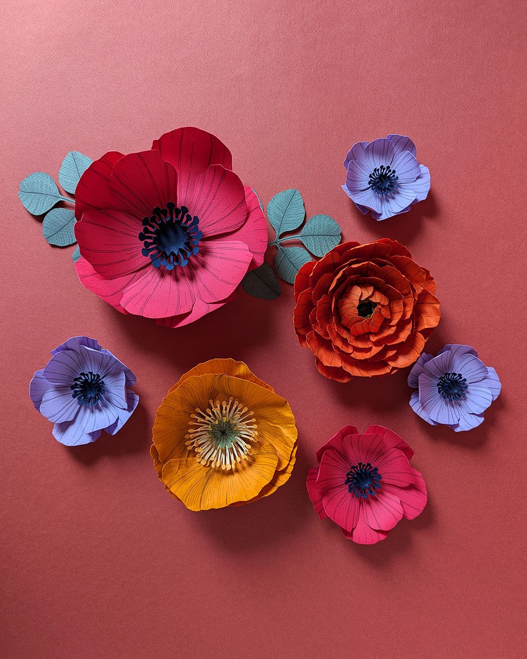 Fleurs murales aimantées colorées avec feuillages – idée décoration murale élégante