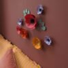 Fleurs murales aimantées en papier vues de côté montrant le relief et le volume des pétales