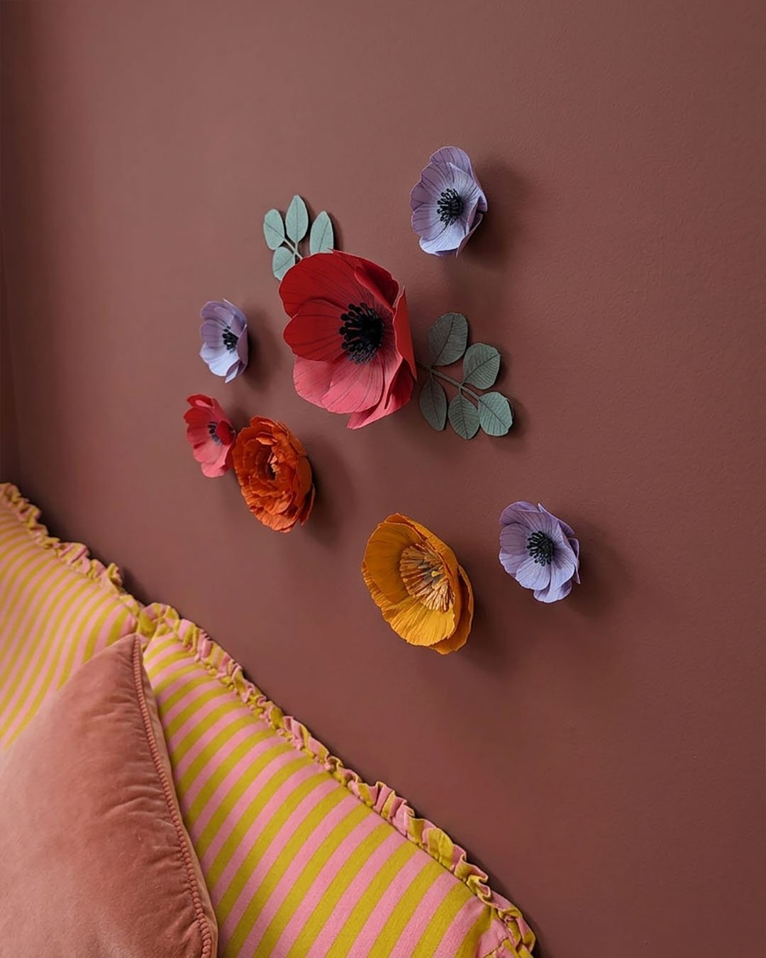 Fleurs murales aimantées en papier vues de côté montrant le relief et le volume des pétales