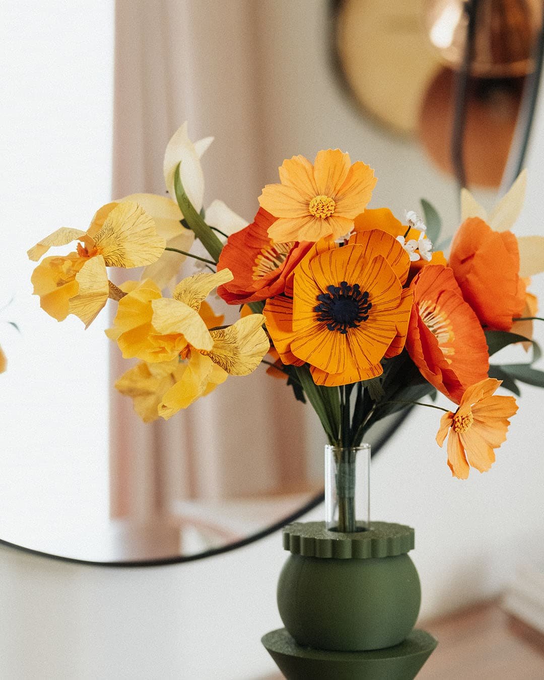 Bouquet de fleurs en papier Masterpiece Orange avec anémone jaune et iris bouton d'or dans un vase vert, fond miroir et rideau rose poudré