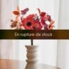 Bouquet de fleurs en papier d'art Masterpiece Rose dans un vase blanc géométrique sur fond blanc lumineux, pavots fuchsia et lys orange bien visibles