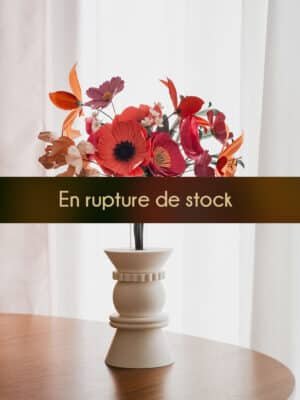 Bouquet de fleurs en papier d'art Masterpiece Rose dans un vase blanc géométrique sur fond blanc lumineux, pavots fuchsia et lys orange bien visibles