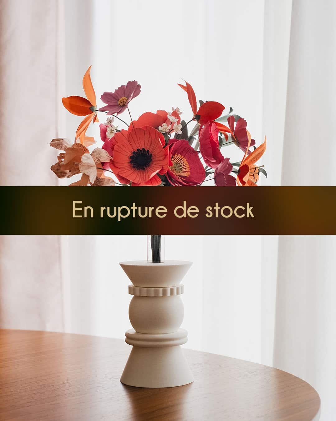 Bouquet de fleurs en papier d'art Masterpiece Rose dans un vase blanc géométrique sur fond blanc lumineux, pavots fuchsia et lys orange bien visibles