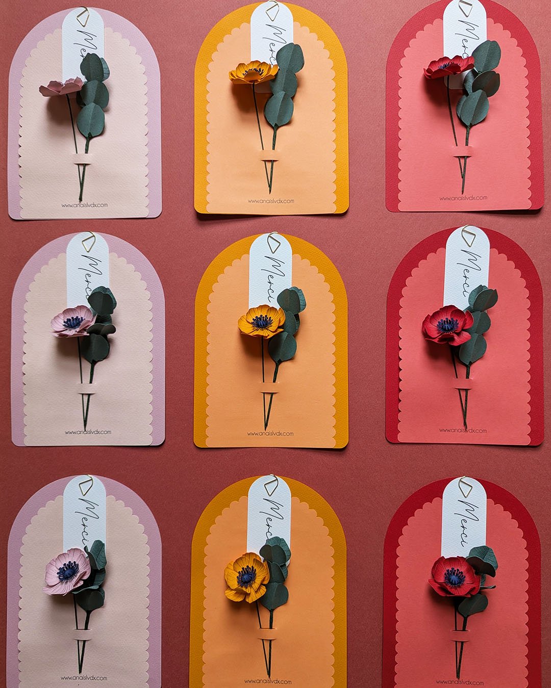 Présentation des trois coloris de la carte fleurie Merci Fleuri, collection Éclore, fleurs en papier faites main
