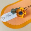 Détail de la fleur en papier Jaune Soleil de la carte Merci Fleuri, façonnée à la main par Anaïs LVDX