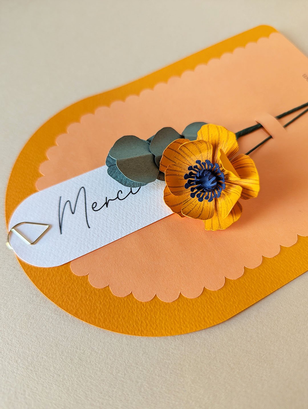 Détail de la fleur en papier Jaune Soleil de la carte Merci Fleuri, façonnée à la main par Anaïs LVDX