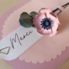 Détail de la fleur en papier Rose Foncé de la carte Merci Fleuri, façonnée à la main par Anaïs LVDX