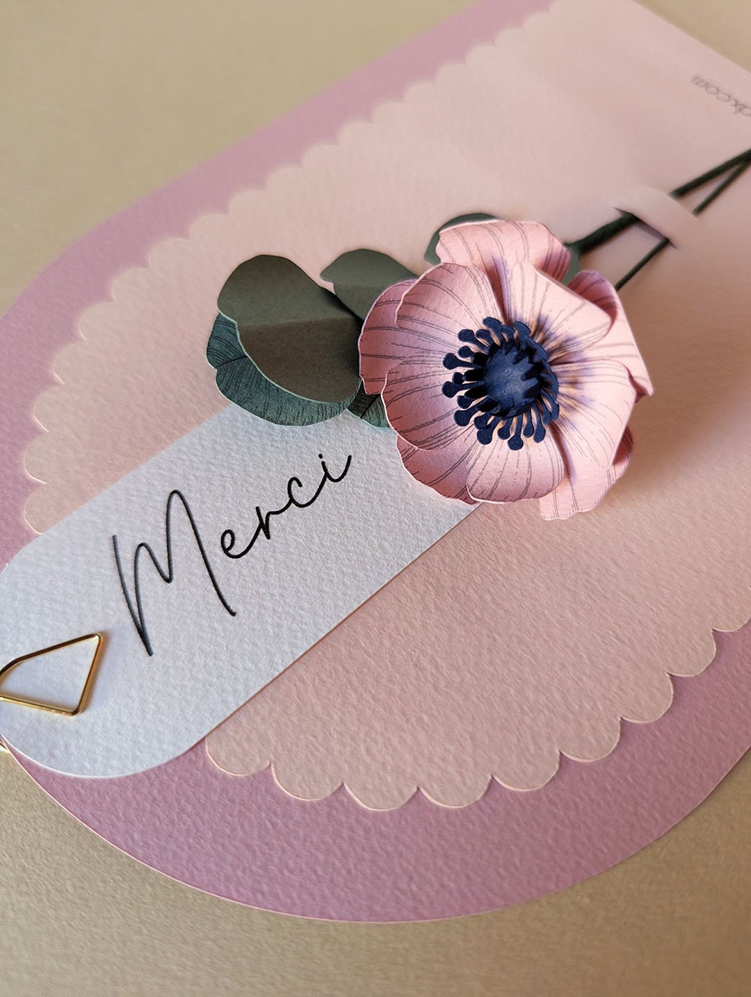 Détail de la fleur en papier Rose Foncé de la carte Merci Fleuri, façonnée à la main par Anaïs LVDX
