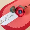 Détail de la fleur en papier Rouge Coquelicot de la carte Merci Fleuri, façonnée à la main par Anaïs LVDX