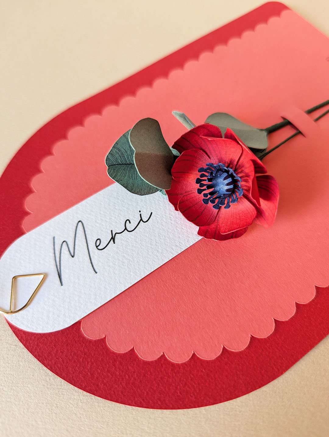 Détail de la fleur en papier Rouge Coquelicot de la carte Merci Fleuri, façonnée à la main par Anaïs LVDX