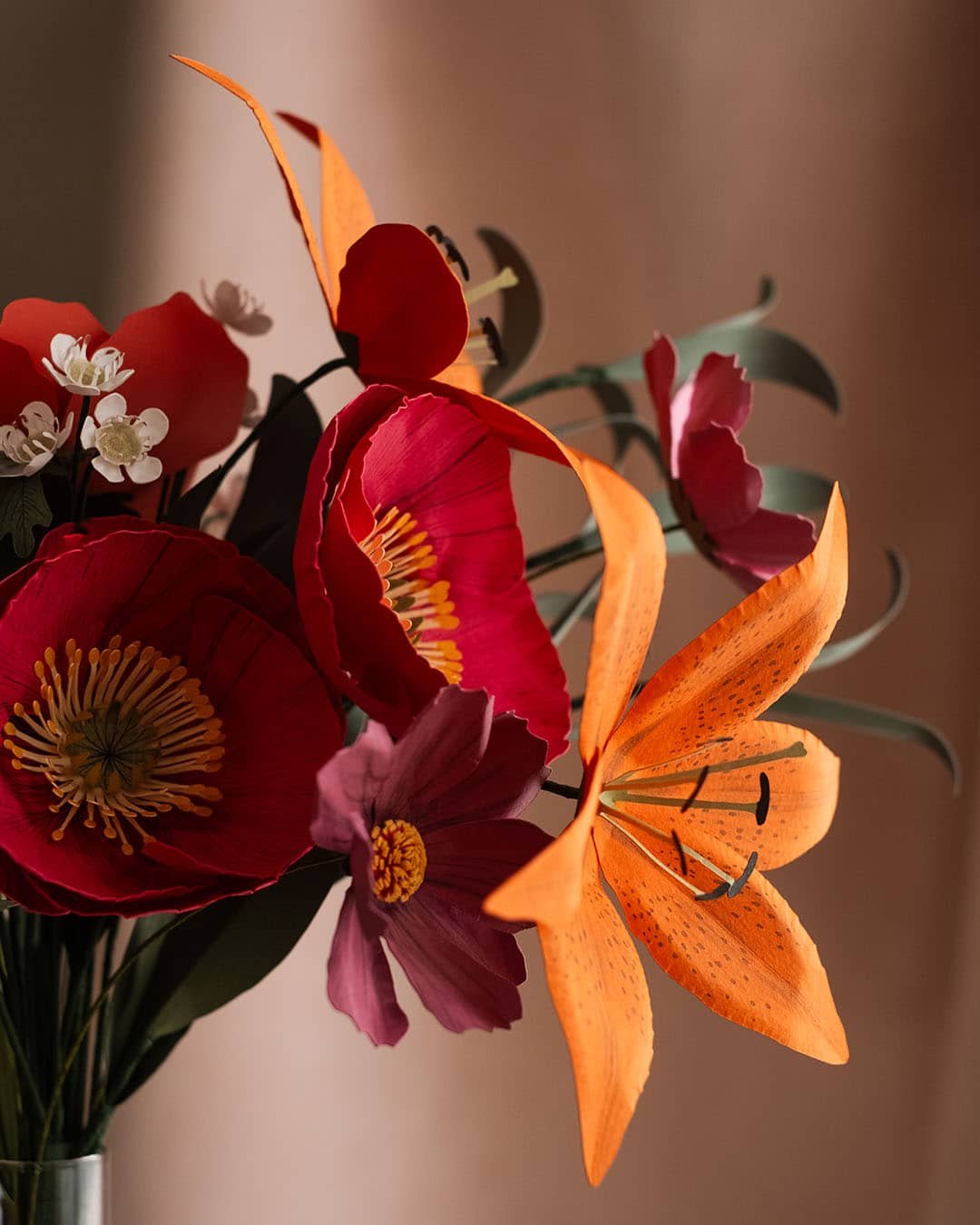 Détail du bouquet Masterpiece Rose avec pavots fuchsia, lys orange tacheté et cosmos hortensia en papier, création artisanale Anaïs LVDX