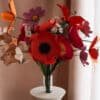 Bouquet de fleurs en papier d'art Masterpiece Rose dans un vase blanc sculpté, composé de pavots fuchsia, anémones corail, lys orange et cosmos hortensia, Anaïs LVDX