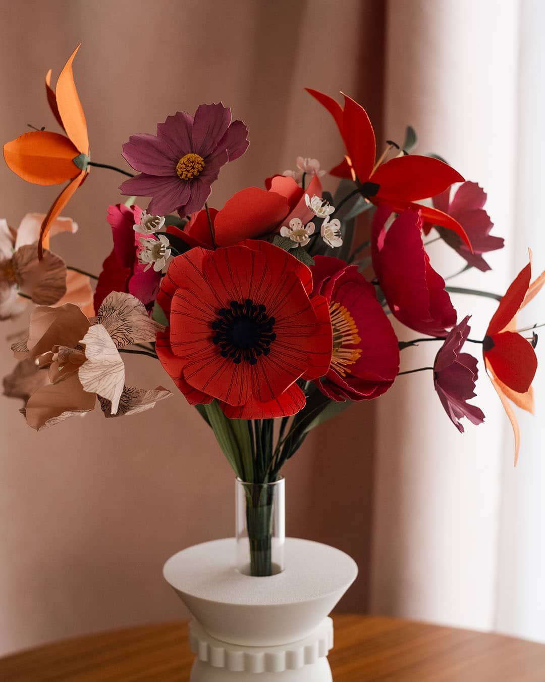 Bouquet de fleurs en papier d'art Masterpiece Rose dans un vase blanc sculpté, composé de pavots fuchsia, anémones corail, lys orange et cosmos hortensia, Anaïs LVDX