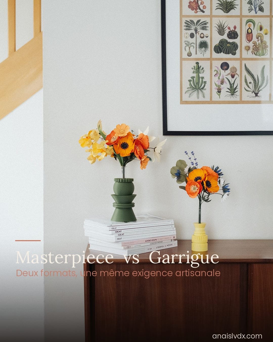 Comparaison de deux bouquets de fleurs en papier : le grand Masterpiece Orange dans un vase vert kaki et le plus petit Garrigue dans un vase jaune, sur une commode