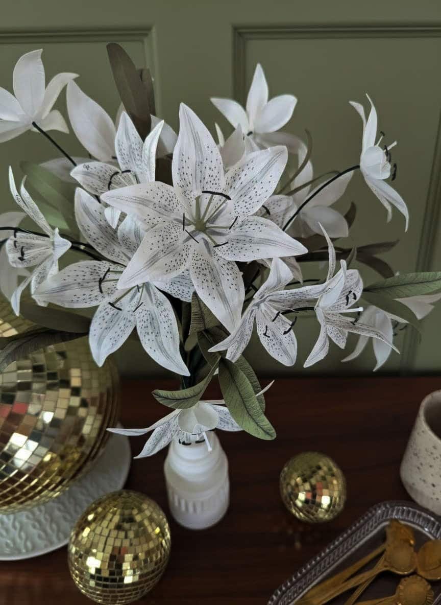 Bouquet de lys blanc fleurs en papier grandes tailles dans vase blanc, décoration intérieure dorée