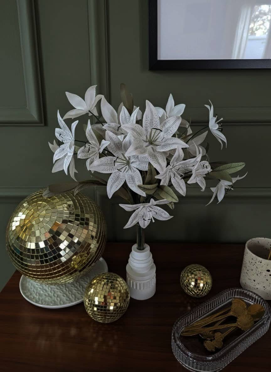 Bouquet de lys blanc grand format fleurs en papier, décoration salon vert olive et boule à facettes dorée