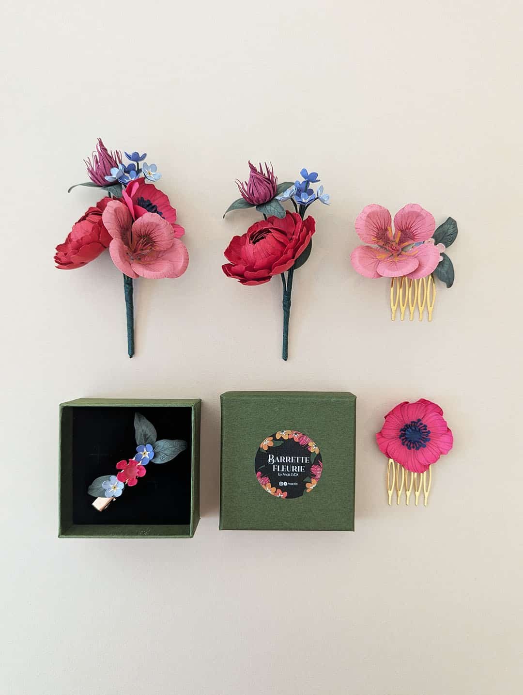 Boutonnières et peigne à cheveux en fleurs de papier rouge et rose pour mariage, Anaïs LVDX