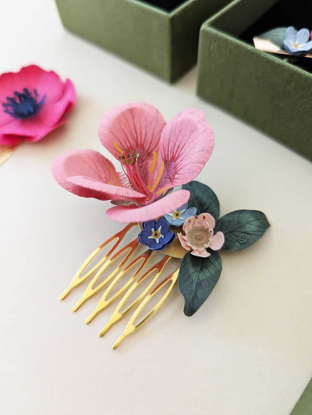 Peigne à cheveux fleuri fleur rose et myosotis bleu pour coiffure de mariée